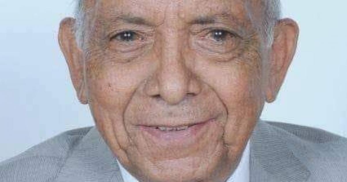 لم يفتح عيادة ولم يغير شقته منذ 50 عامًا.. الدكتور محمد غنيم الإنسانية في أجمل صورها